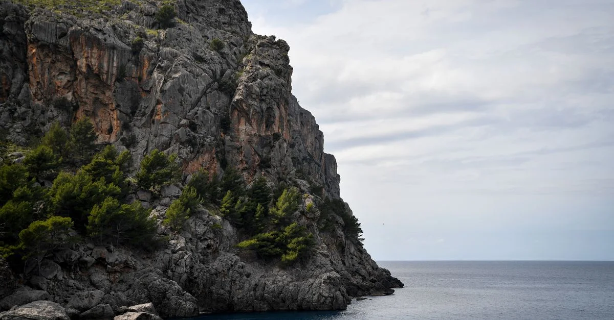 Dans ce paysage pittoresque de Majorque, en Espagne, de majestueuses falaises rencontrent la Méditerranée.